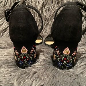 Black heels with flower embroidery